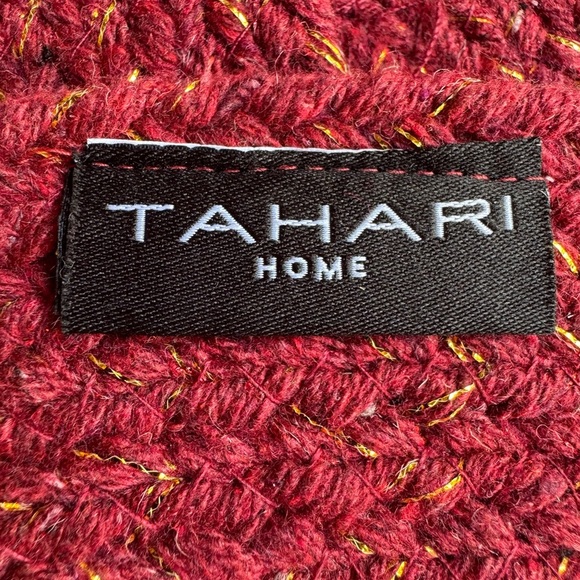 Tahari Set of 4 Round Woven Placemats Red With Gold Thread 15” Polyester - Picture 3 of 3